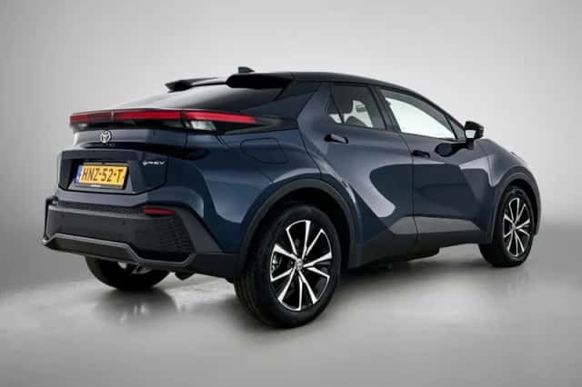 Toyota C-HR (2025) thumbnail 2