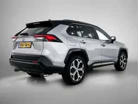 Toyota RAV4 (2022) thumbnail 2