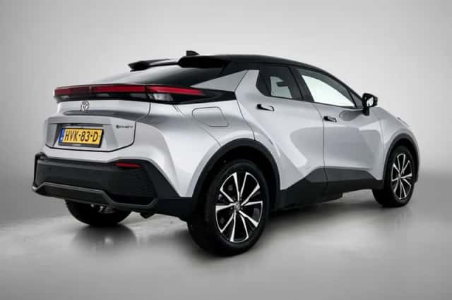Toyota C-HR (2025) thumbnail 2