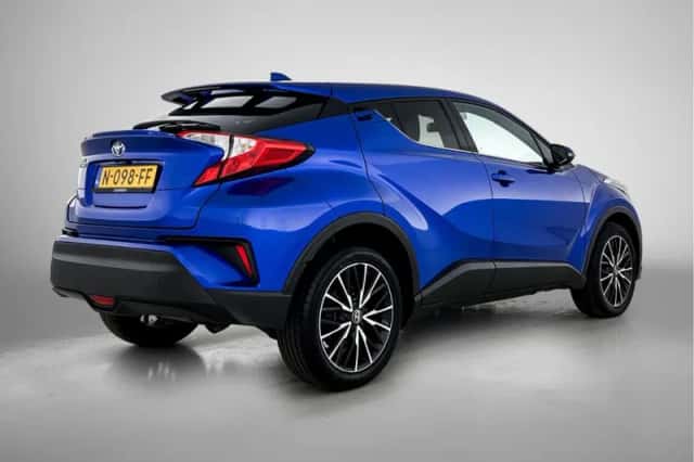 Toyota C-HR (2018) thumbnail 2