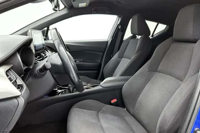 Toyota C-HR (2018) thumbnail 6