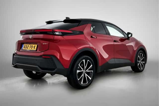 Toyota C-HR (2024) thumbnail 2