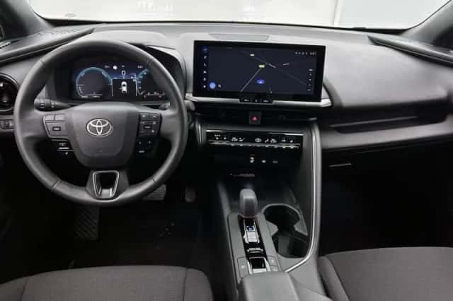 Toyota C-HR (2024) thumbnail 4
