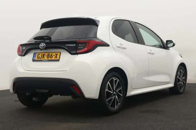 Toyota Yaris (2022) thumbnail 2