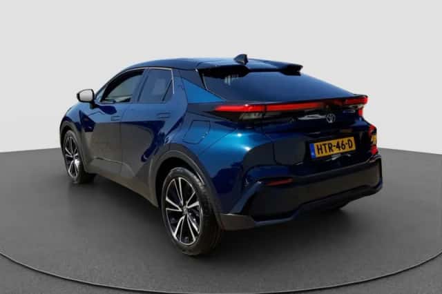 Toyota C-HR (2025) thumbnail 2