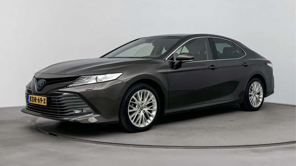 Toyota Camry (2019) — foto 1