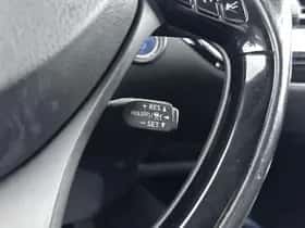 Toyota C-HR (2017) thumbnail 15