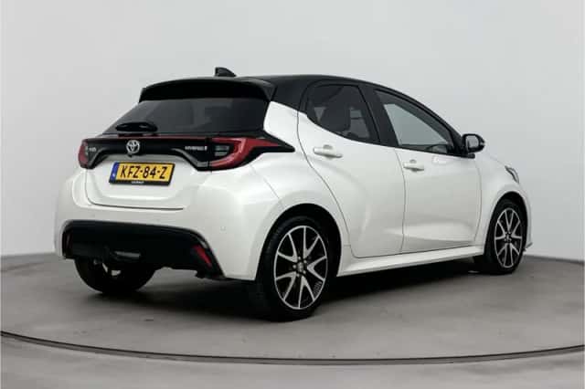 Toyota Yaris (2022) thumbnail 2