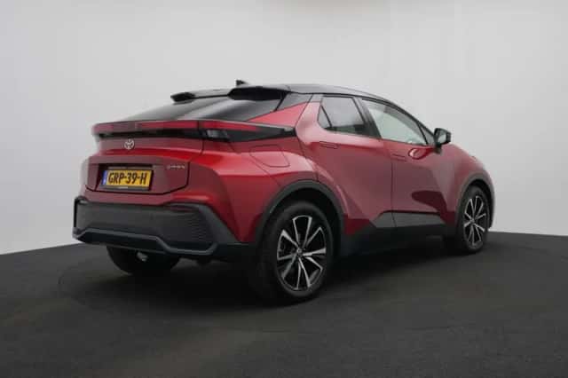 Toyota C-HR (2024) thumbnail 2