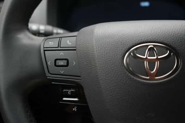 Toyota C-HR (2024) thumbnail 6