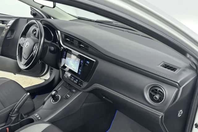 Toyota Auris (2016) thumbnail 6