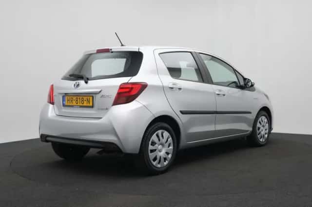 Toyota Yaris (2016) thumbnail 2