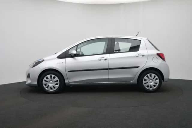 Toyota Yaris (2016) thumbnail 3