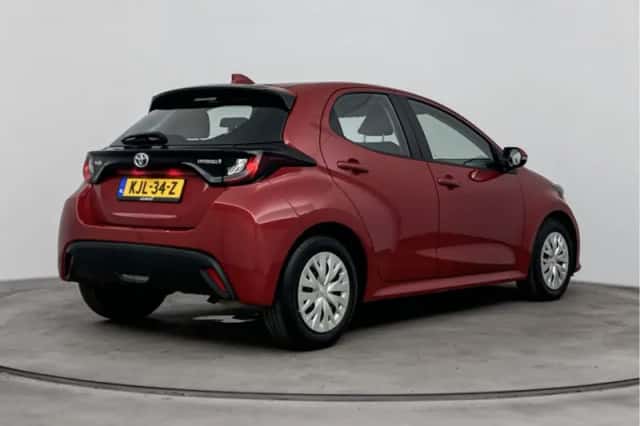 Toyota Yaris (2022) thumbnail 2