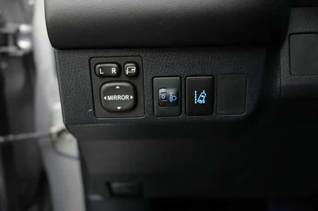 Toyota RAV4 (2017) thumbnail 6