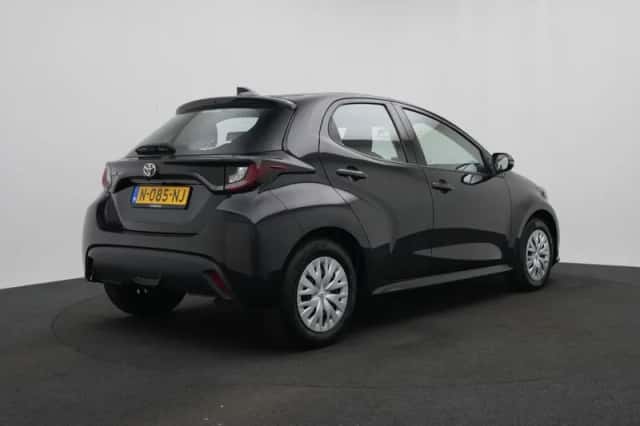 Toyota Yaris (2021) thumbnail 2