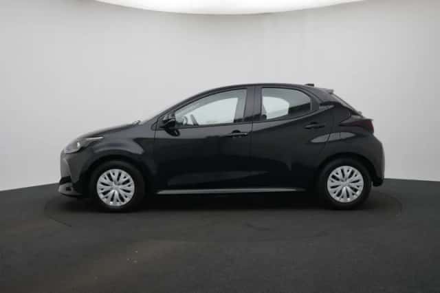 Toyota Yaris (2021) thumbnail 3