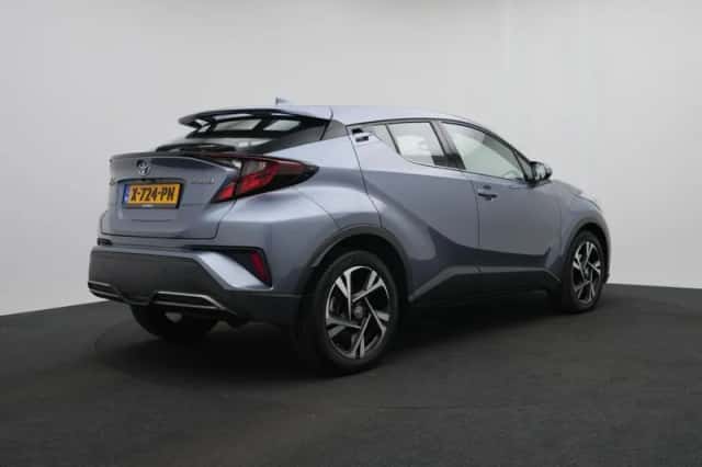Toyota C-HR (2023) thumbnail 2