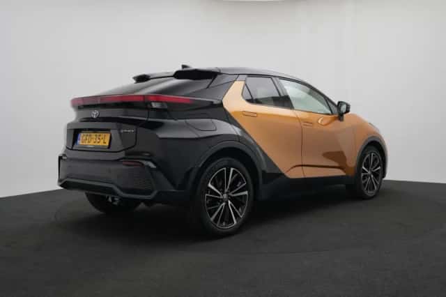 Toyota C-HR (2024) thumbnail 2