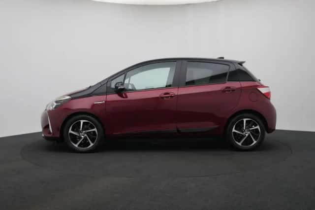 Toyota Yaris (2020) thumbnail 3