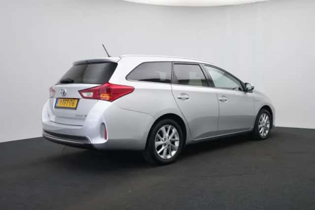 Toyota Auris (2014) thumbnail 2