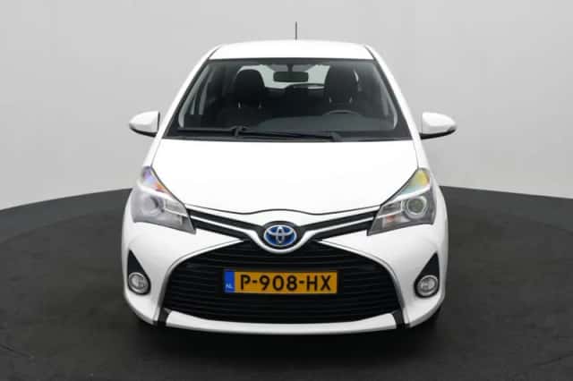 Toyota Yaris (2015) thumbnail 4
