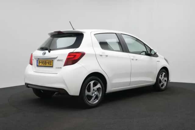 Toyota Yaris (2015) thumbnail 2
