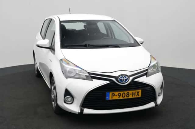 Toyota Yaris (2015) thumbnail 3