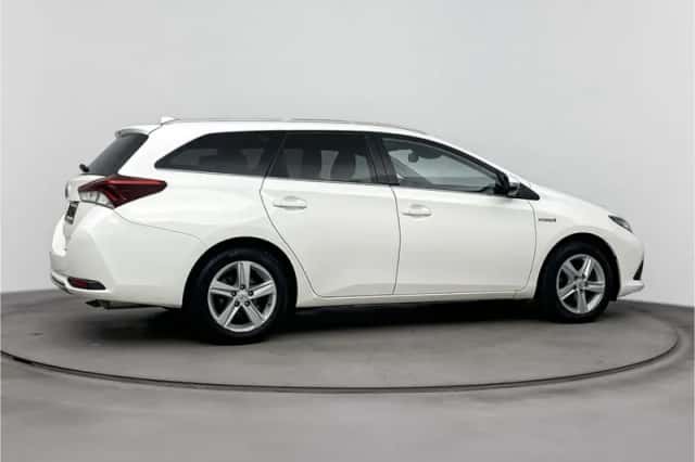 Toyota Auris (2019) thumbnail 2