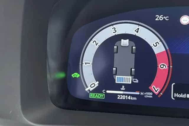Toyota C-HR (2025) thumbnail 5