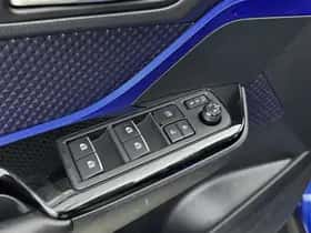 Toyota C-HR (2017) thumbnail 22