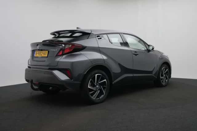 Toyota C-HR (2022) thumbnail 2