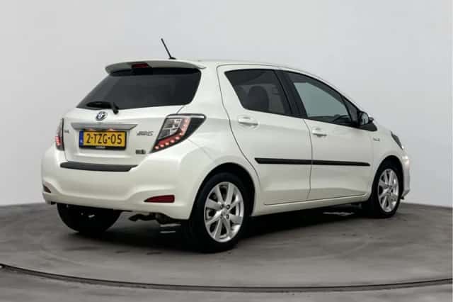 Toyota Yaris (2014) thumbnail 2
