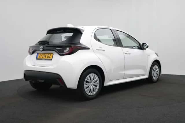 Toyota Yaris (2020) thumbnail 2