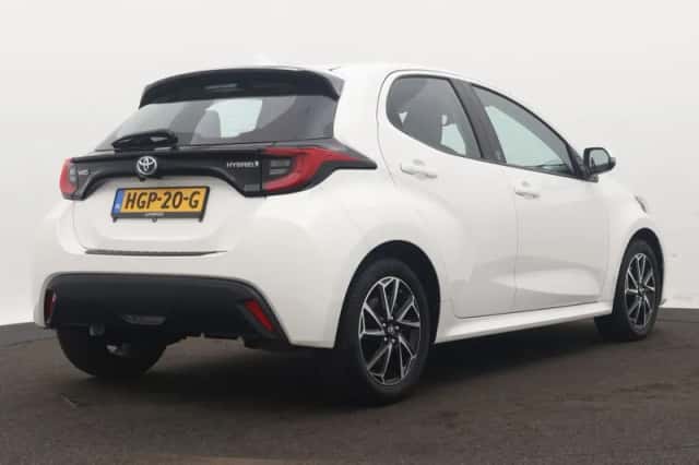 Toyota Yaris (2022) thumbnail 2