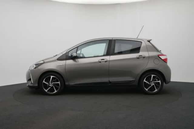 Toyota Yaris (2019) thumbnail 3