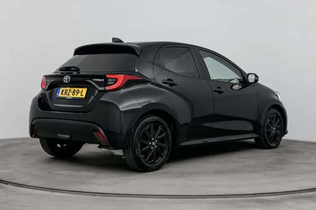 Toyota Yaris (2022) thumbnail 2