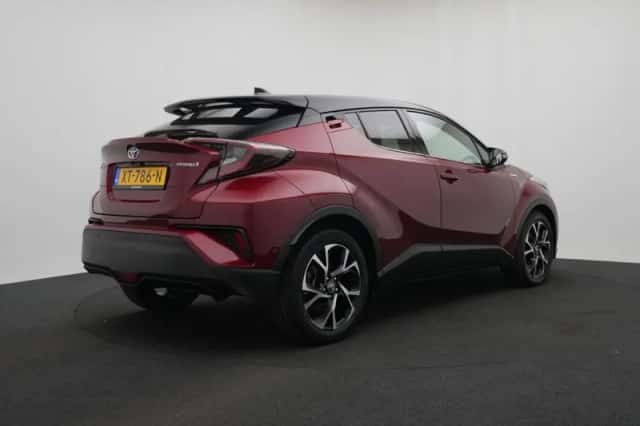 Toyota C-HR (2019) thumbnail 2