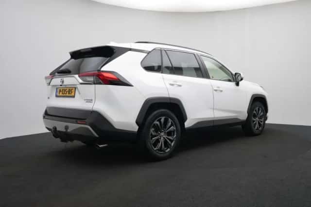 Toyota RAV4 (2022) thumbnail 2
