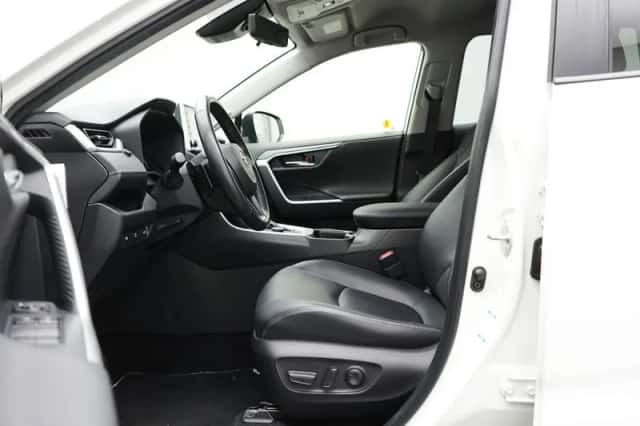 Toyota RAV4 (2022) thumbnail 6
