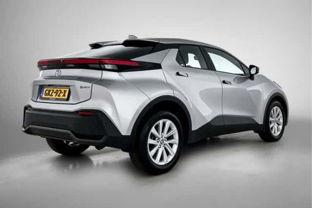 Toyota C-HR (2024) thumbnail 2