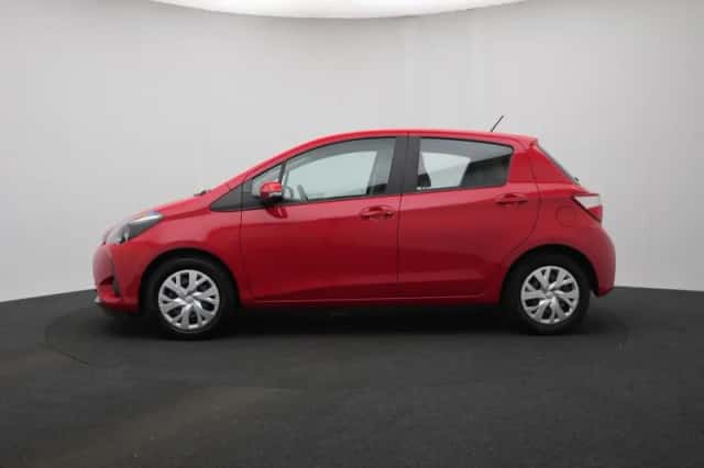 Toyota Yaris (2017) thumbnail 3