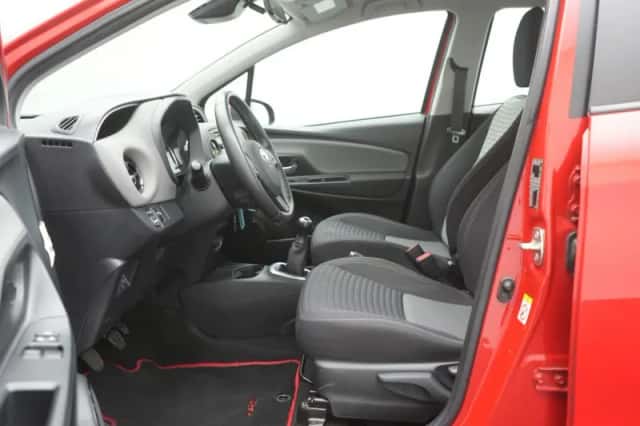 Toyota Yaris (2017) thumbnail 6