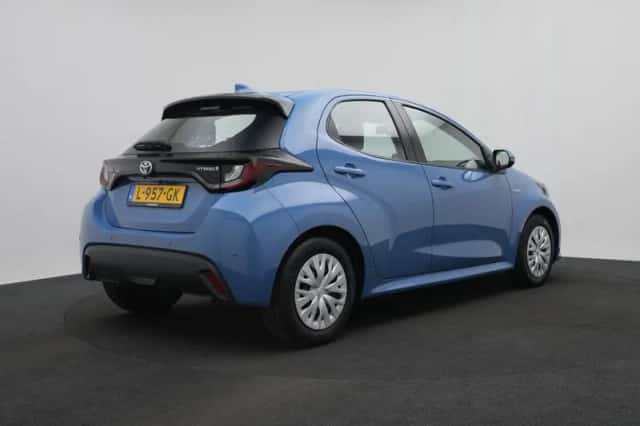 Toyota Yaris (2021) thumbnail 2