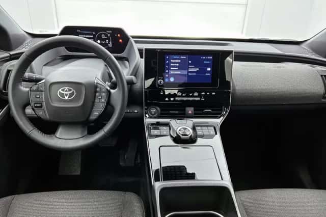 Toyota bZ4X (2025) thumbnail 4