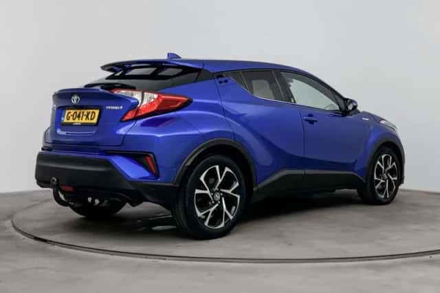 Toyota C-HR (2019) thumbnail 2