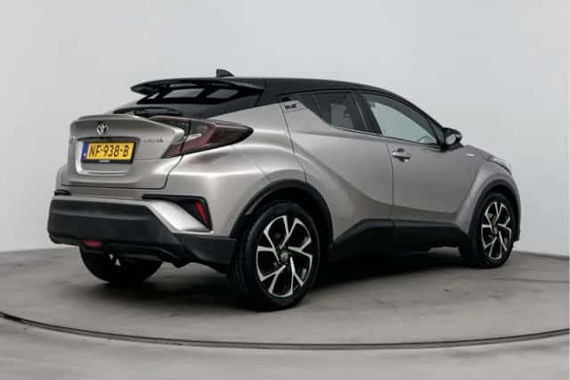 Toyota C-HR (2017) thumbnail 2