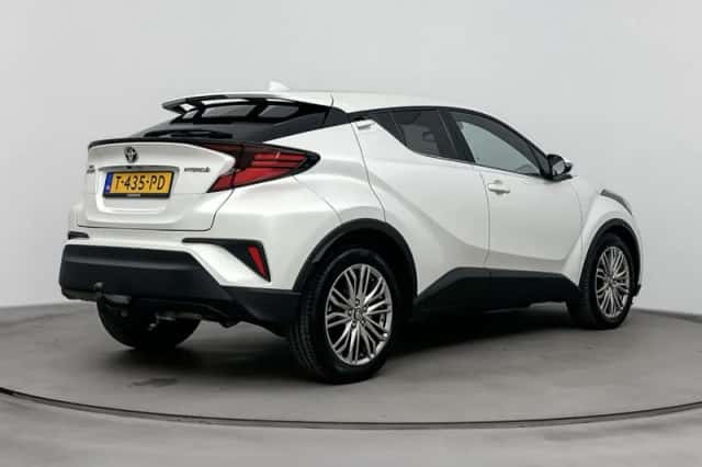 Toyota C-HR (2023) thumbnail 2
