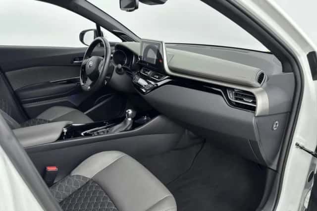 Toyota C-HR (2023) thumbnail 6