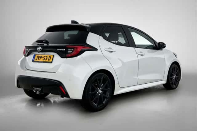 Toyota Yaris (2023) thumbnail 2